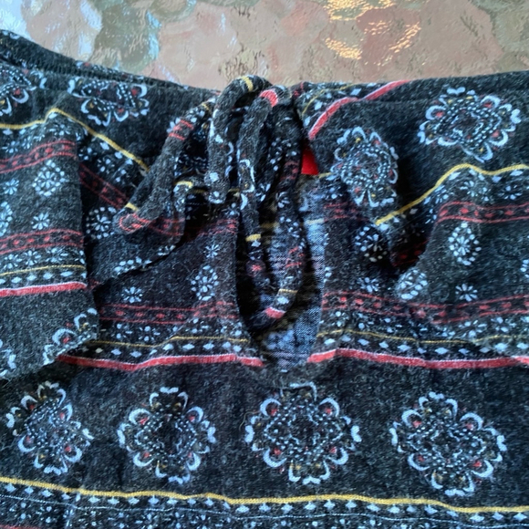 Y2K Geometric Off the Shoulder Baby Tee Women's Guess Top, Black & Red, Size S - Picture 2 of 4